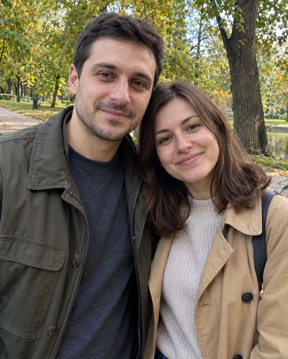 Исходная фотография пары во время прогулки по парку